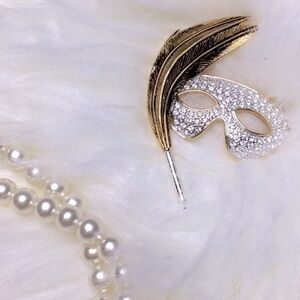 Vintage Butler rhinestone theater mask feather‎ masquerade Mardi Gras pin brooch